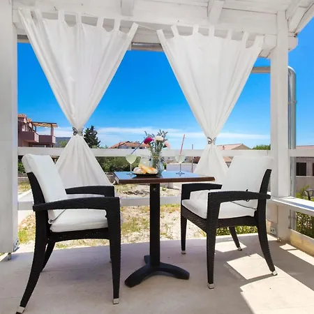 The Whitehouse * Brodarica (Sibenik-Knin)