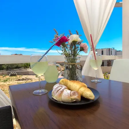 The Whitehouse Apartment *