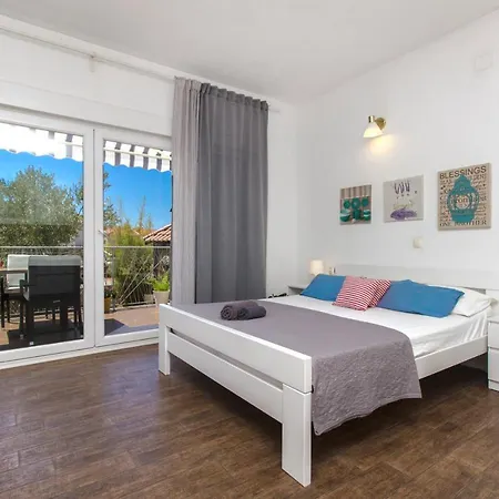 The Whitehouse Apartment *