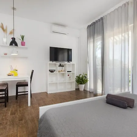 The Whitehouse Apartment *