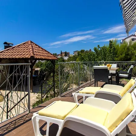 The Whitehouse Apartment