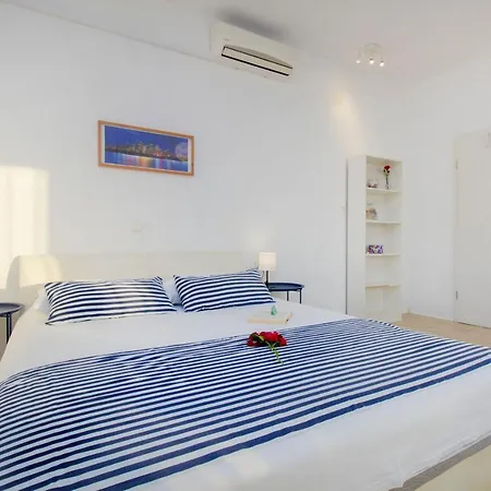 The Whitehouse Apartment