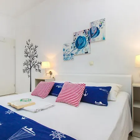 The Whitehouse Apartment *