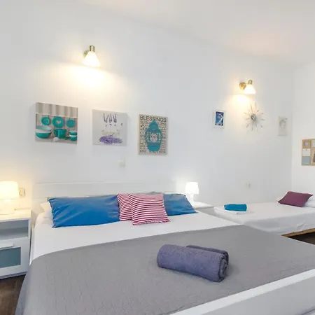 The Whitehouse Apartment *