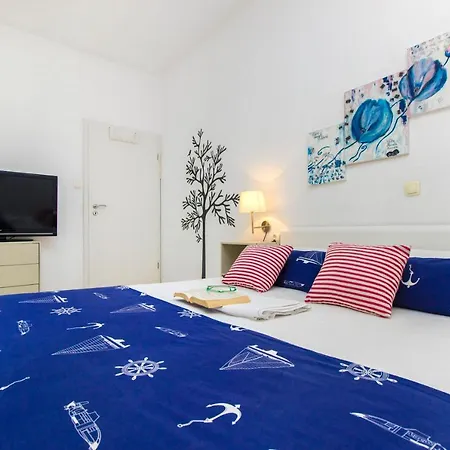 The Whitehouse Apartment *